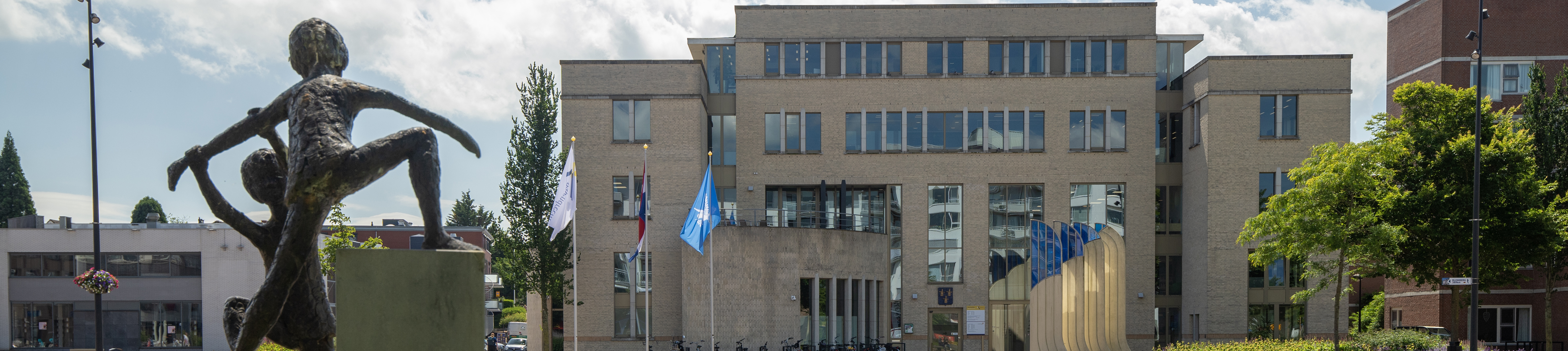 gemeentehuis met beeld