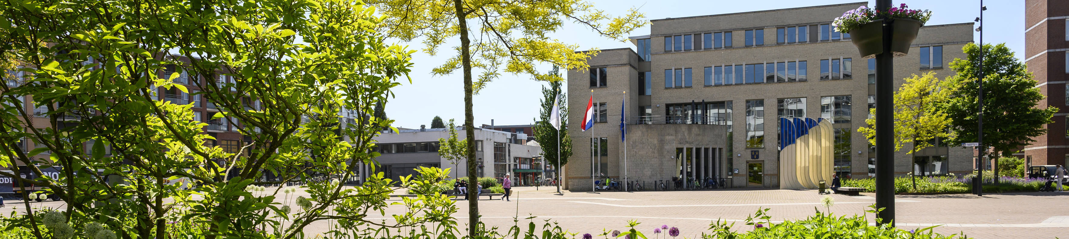 gemeentehuis met groen