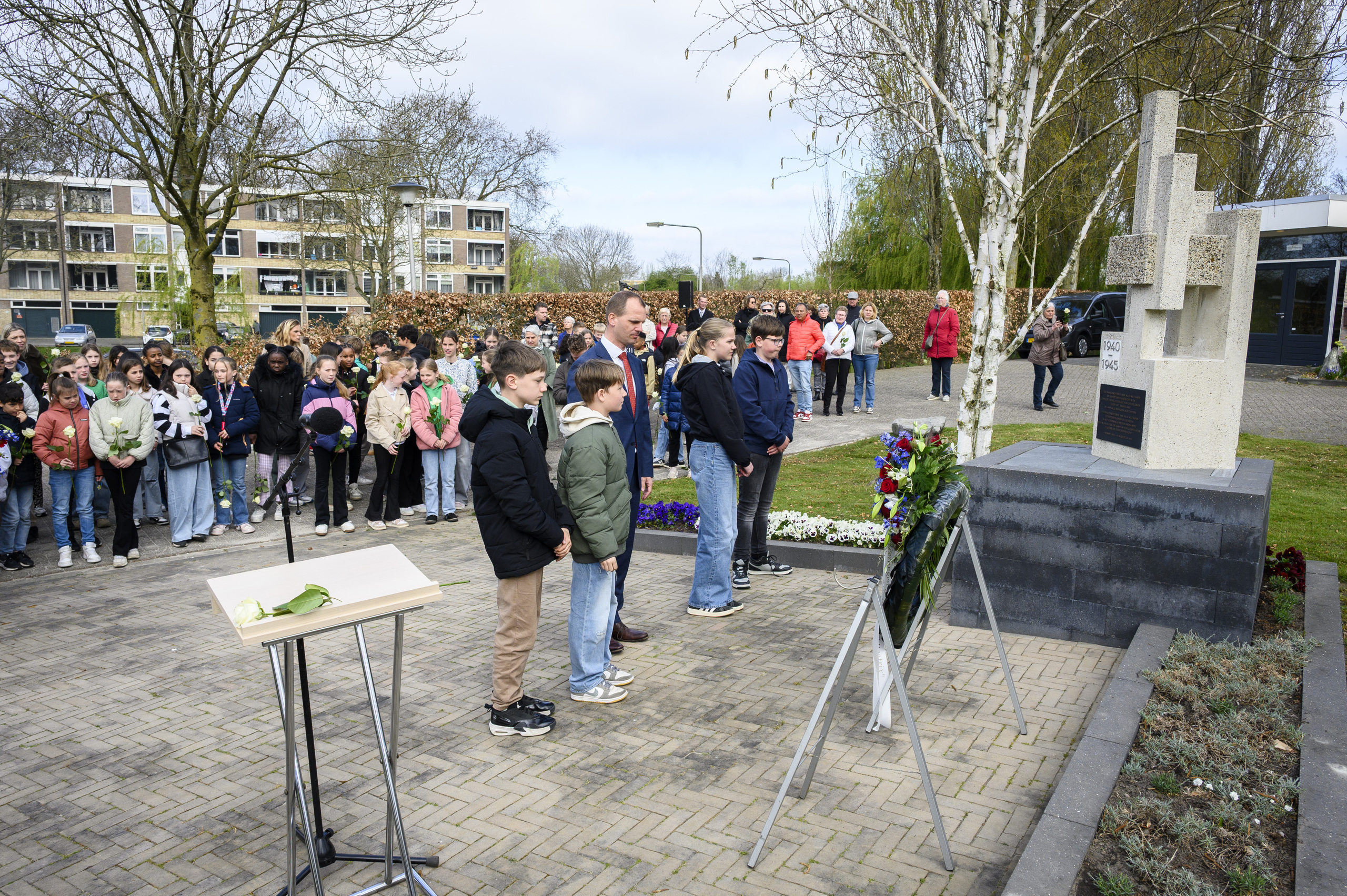 Leerlingen van IKC Beatrix dragen het oorlogsmonument symbolisch over aan groep 7 van openbare basisschool De Viermaster.