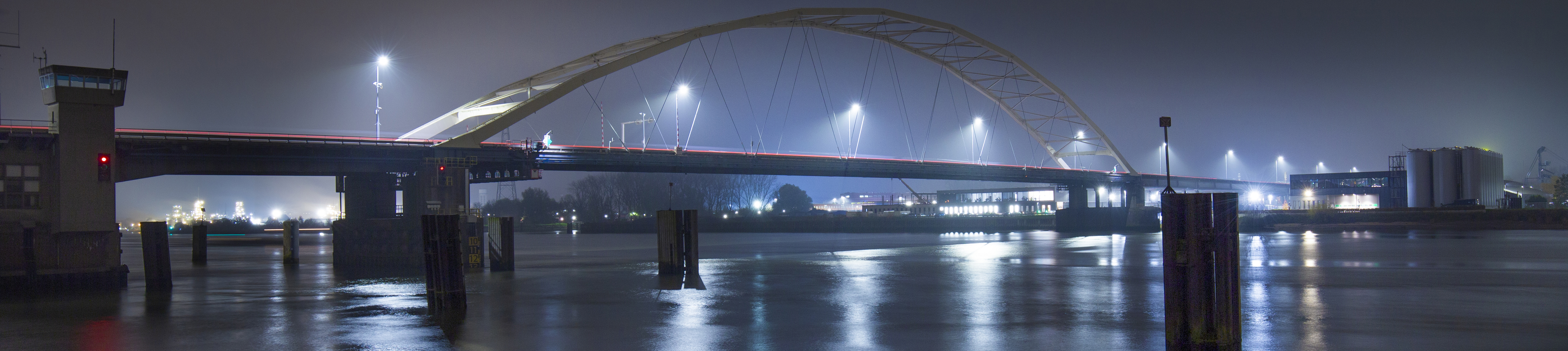 Brug naar Dordrecht bij avond 2