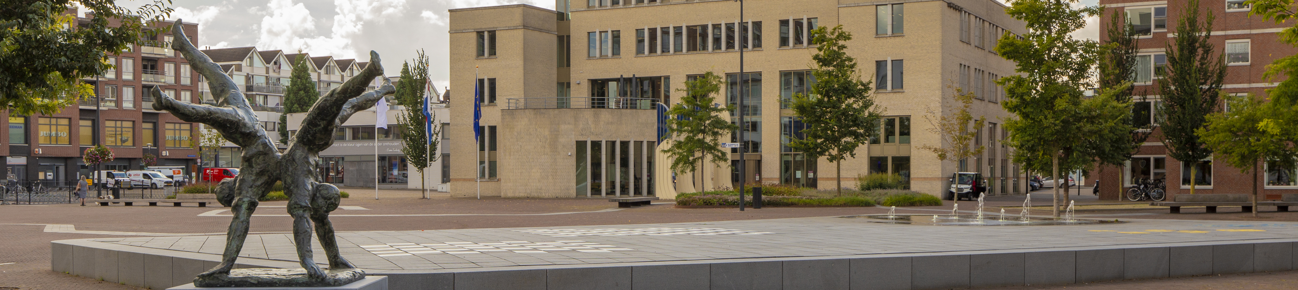 Het gemeentehuis met marktplein A